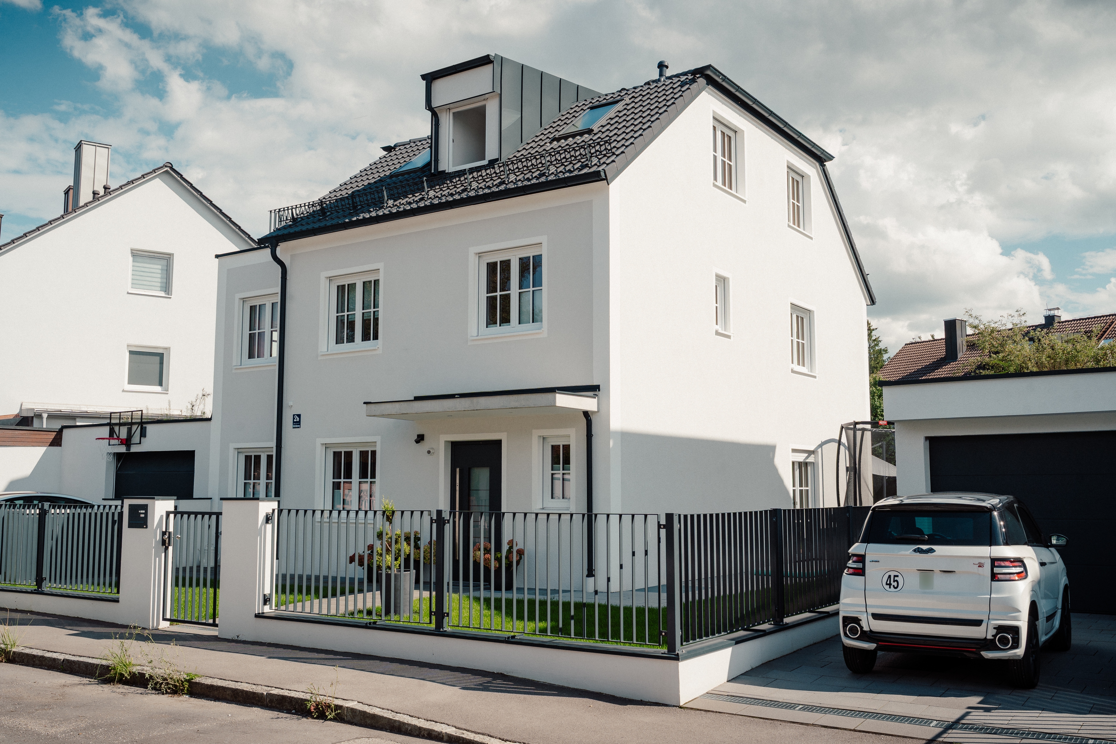 Hoferichterweg 2, 2a & 2b – Stadthaus mit heller Fassade, Dachgauben, Garage und Vorgartenzaun (Straßenansicht)