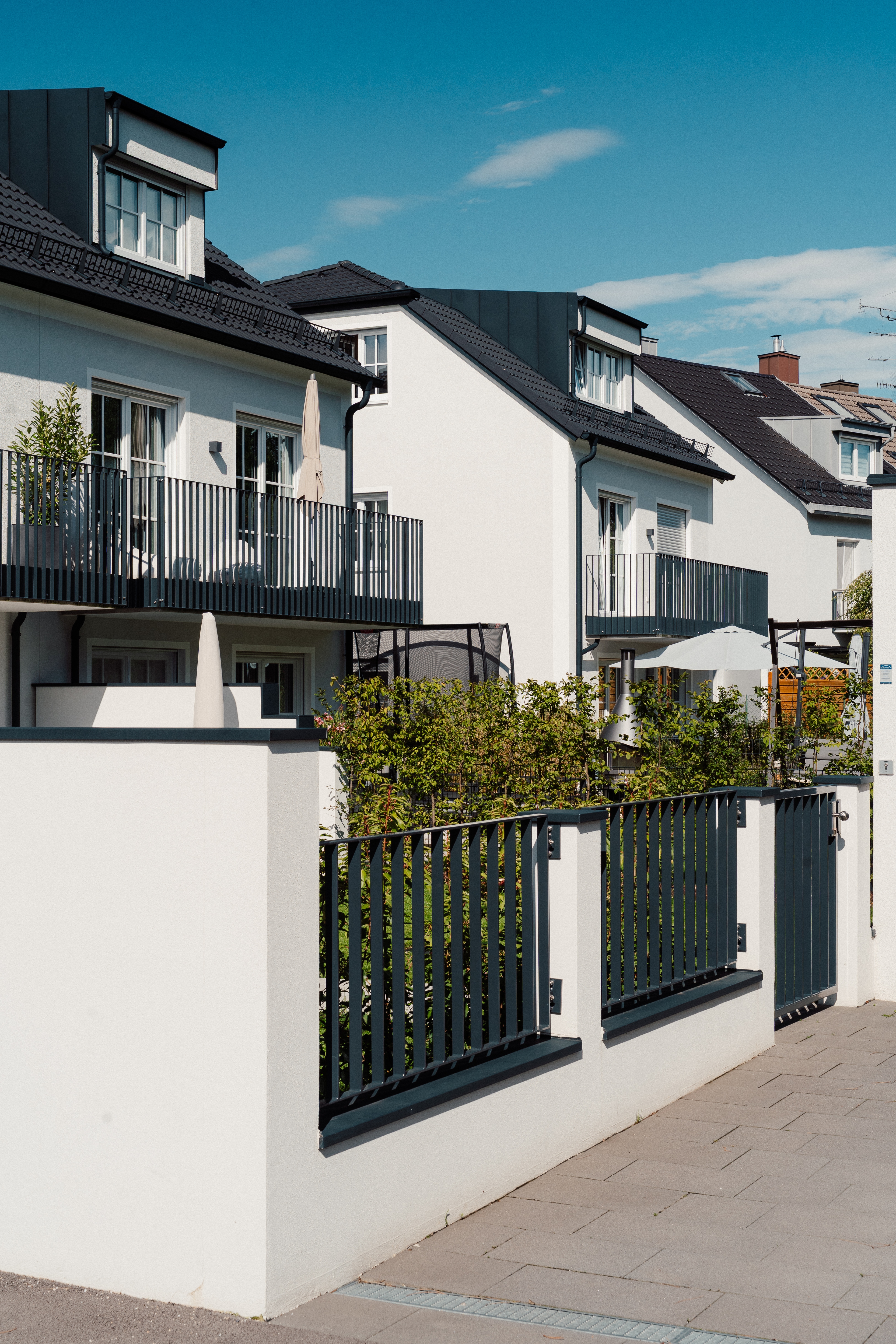 Hoferichterweg 2, 2a & 2b – Stadthaus mit heller Fassade, Dachgauben, Garage und Vorgartenzaun (Straßenansicht)