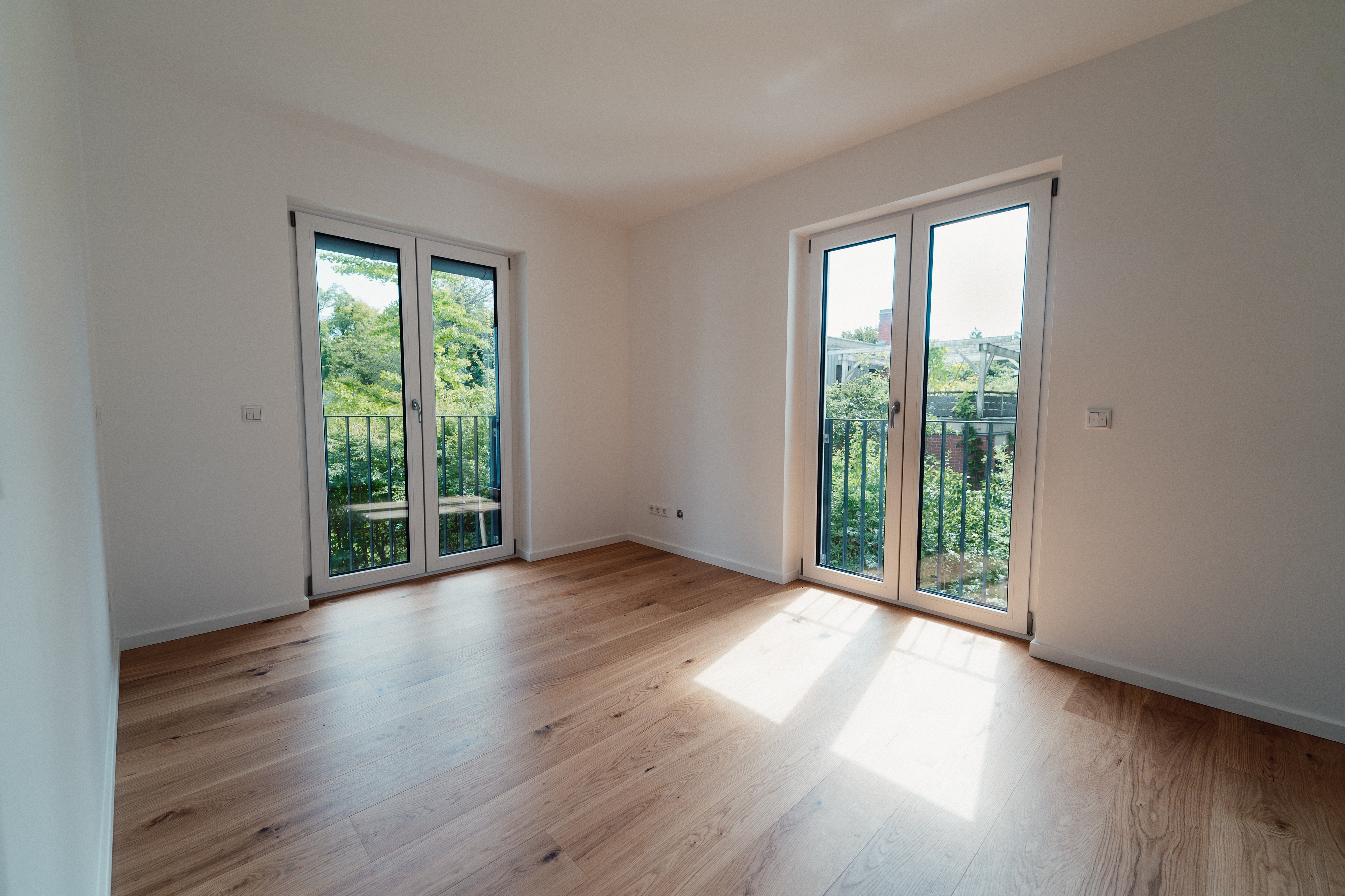 Sperberstraße 42 – helles Zimmer mit Eichenparkett, zwei bodentiefen Terrassentüren mit französischen Balkonen